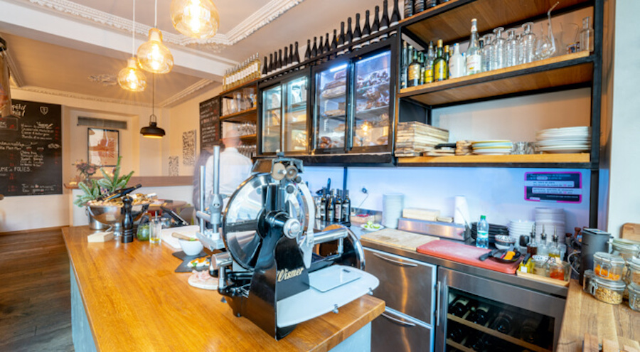 Theke des Weinlokals Ta Cave