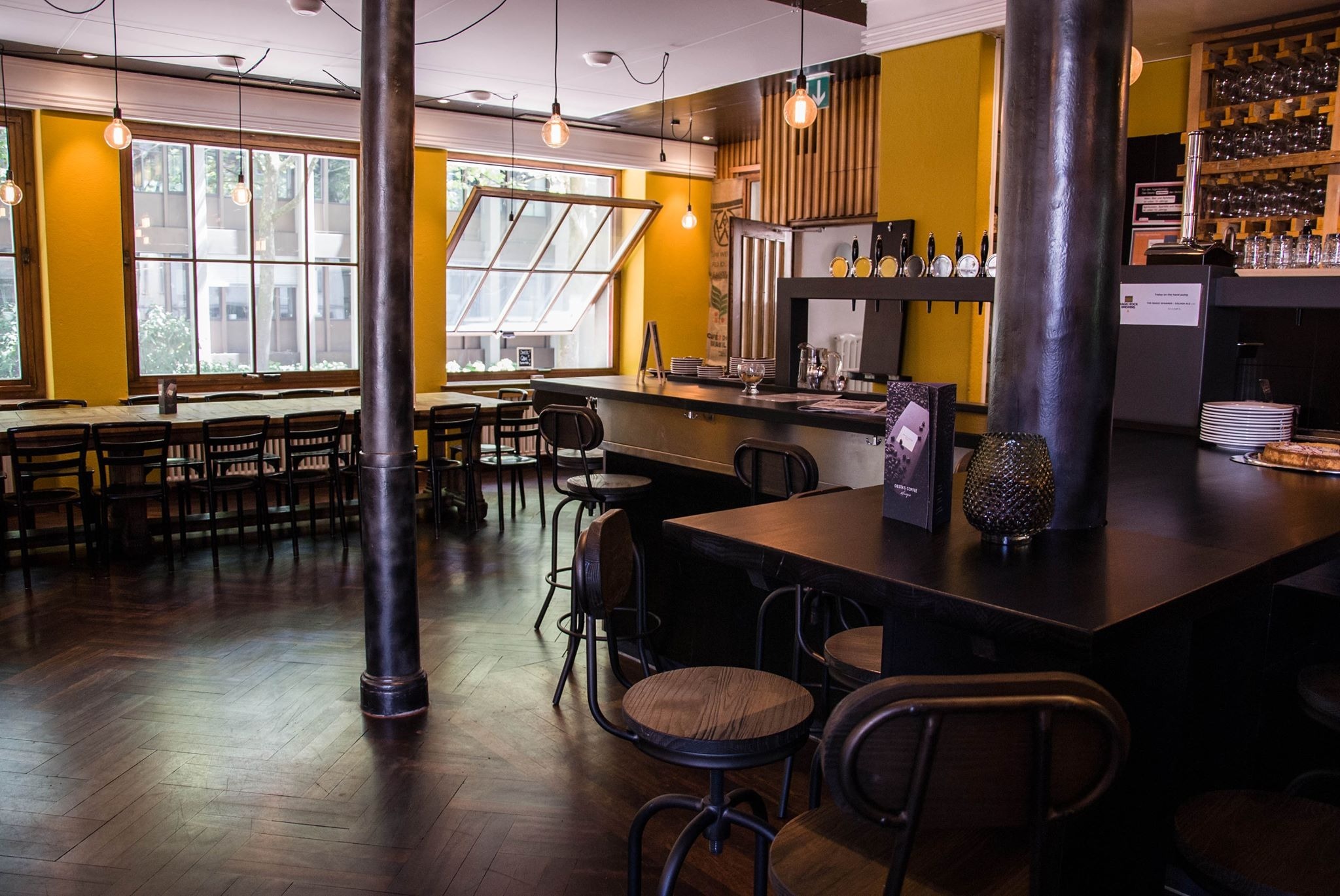 Gemeinschaftssaal mit Bartheke und Hockern bei The Alehouse