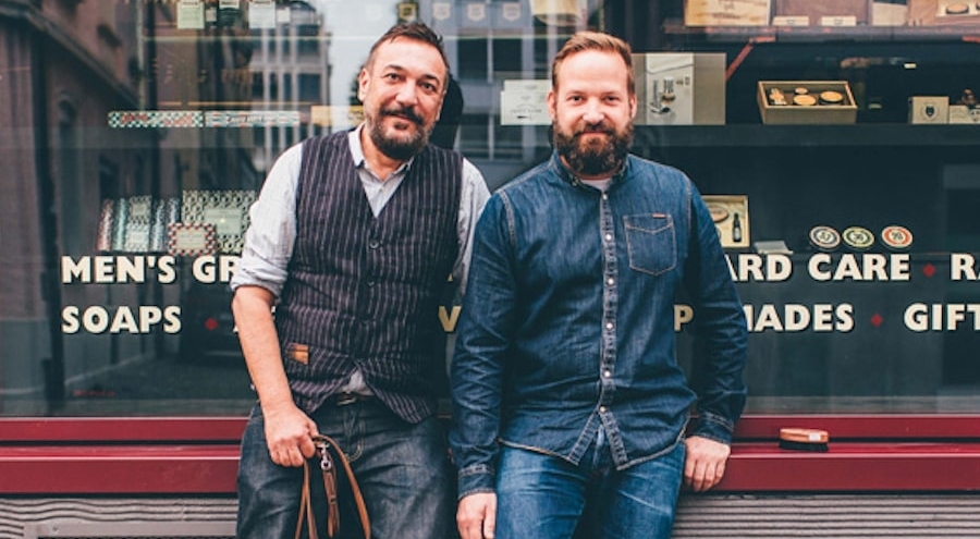 Gründer von Mootes stehen vor dem Schaufenster einer ihrer Filialen