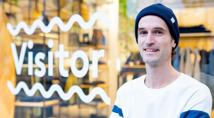Visitor-Gründer vor der Filiale