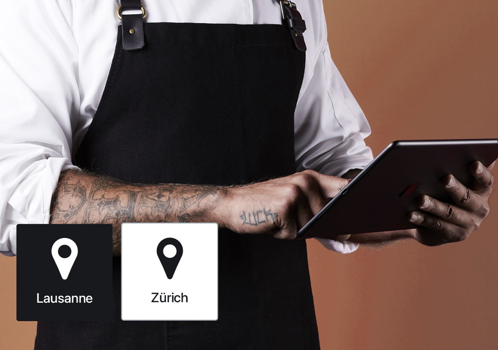 Restaurantmitarbeiter mit iPad in der Hand