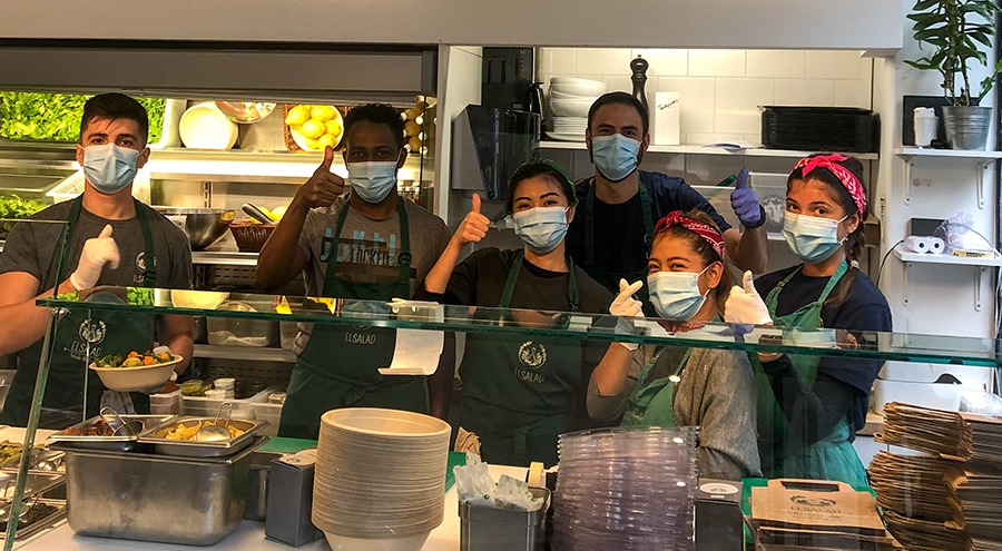 Team mit Masken in einer Filiale von Elsalad