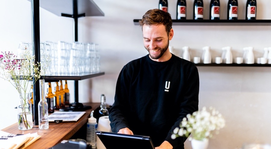 Umamido Mitarbeiter bedient das iPad-Kassensystem von Lightspeed Restaurant