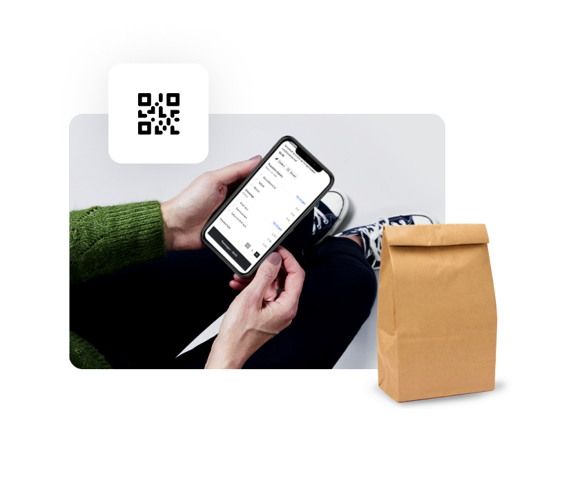 Eine Person hält ein Handy in den Händen, ein QR-Code und Lieferbeutel sind sichtbar. Die Person bestellt via Lightspeed Order Anywhere.