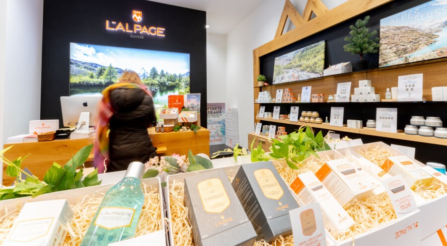 L'Alpage Suisse Store mit Kundin an der Theke