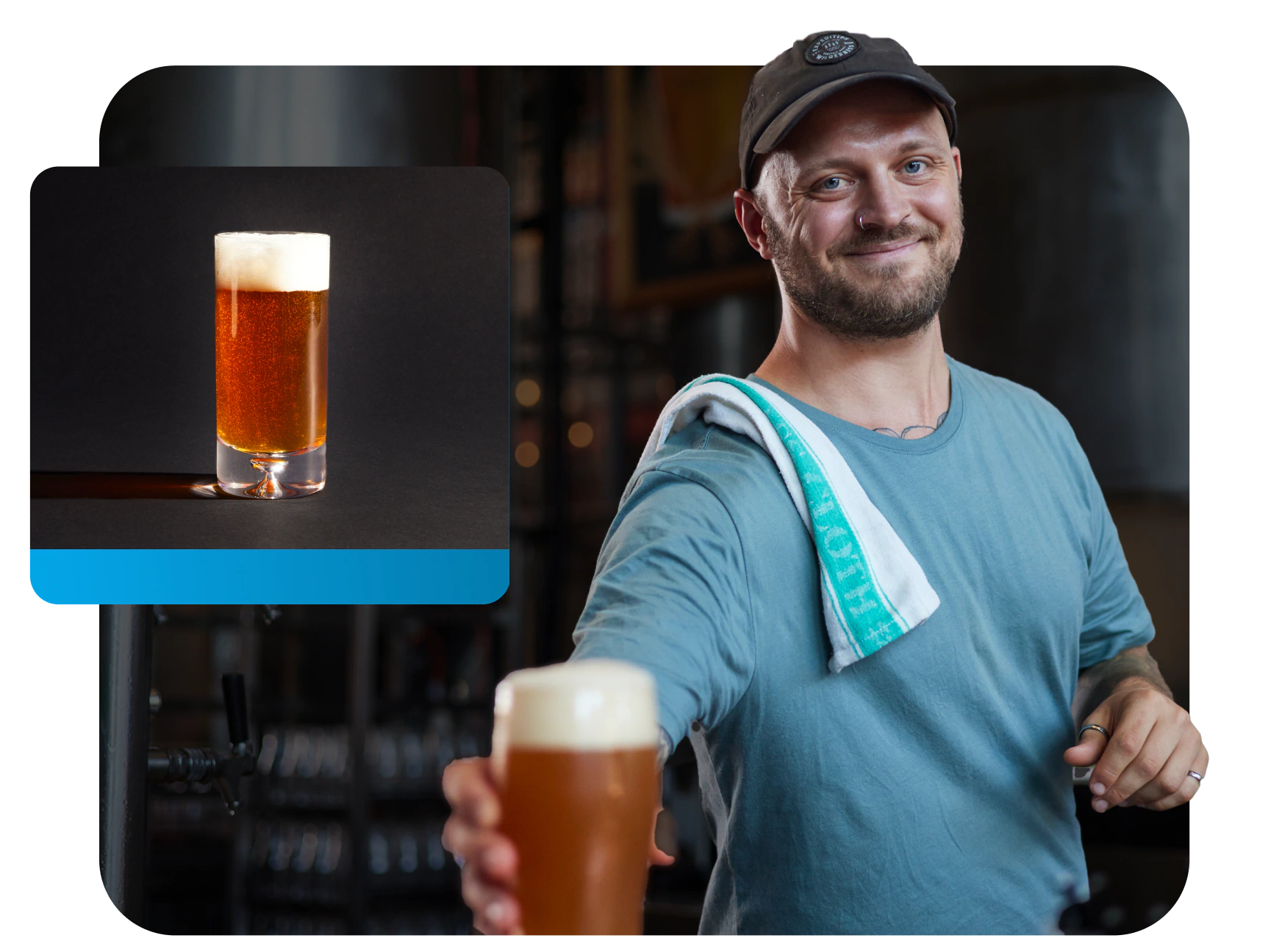 Ein Barmitarbeiter reicht ein Bier über die Theke.